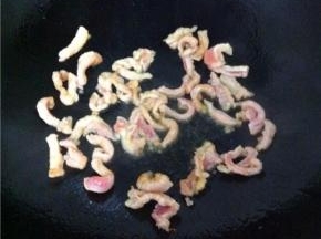 热锅，倒入食用油，下肉丝煸炒发白
