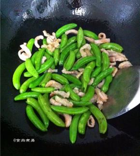 倒入甜豆继续翻炒均匀