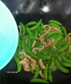 倒入少量清水，让食材快速软化