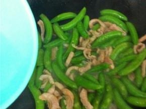 倒入少量清水，让食材快速软化