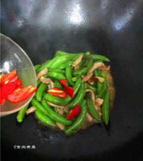 倒入辣椒、调入蚝油，拌匀铲起，装盘