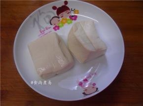 将豆腐冲洗一遍或用盐水浸泡片刻祛除豆腥味