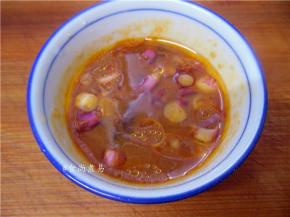 咖喱粉、面豉酱、切碎的红葱头、倒入调料碗内、加上少许清水、食用油搅拌均匀