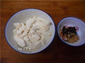 切小块后用碗盛起，备好调料