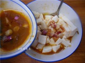 调料汁与豆腐拌匀