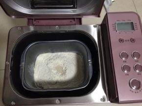 上面加入高粉和酵母，安装到面包机内腔旋紧