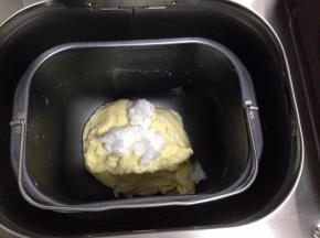 20分钟后蜂鸣器响起后，加入膏状的椰子油，再次启动DIY 面团程序20分钟