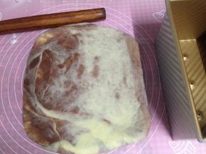 再次擀开，长度要比吐司盒稍微 长一点