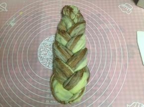 顶部捏紧，编成麻花辩