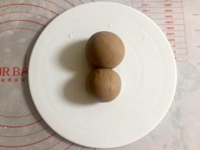 同样的方法再包一个奶黄包，包入20克左右的馅，稍微大一点。两个奶黄包放在一起，大的做脑袋，小的做身体。