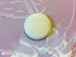 白色的面团排气后，取一小团白色面团，约6克，揉圆按扁。