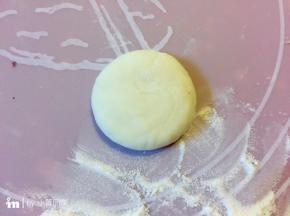 白色的面团排气后，取一小团白色面团，约6克，揉圆按扁。