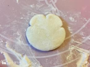 用刮面板或勺子，如图往里切几个小口，整出猴子脸的形状。