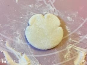 用刮面板或勺子，如图往里切几个小口，整出猴子脸的形状。