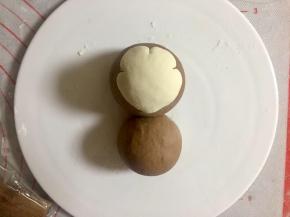 把白色猴子脸的背面沾点水，贴到小猴子的脑袋上。