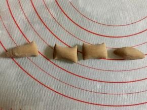 搓一小条可可面团，平均分成四份，做小猴子的四肢。