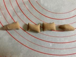 搓一小条可可面团，平均分成四份，做小猴子的四肢。