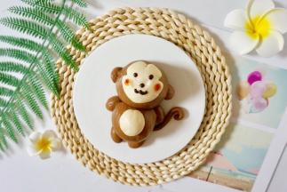 冷水下锅，大火烧开蒸15分钟，关火后再虚蒸5分钟。出锅后稍微放至不烫手后，把巧克力放入裱花袋隔热水融化，裱花袋底部剪一个小口，在小猴子的脸上画上五官（也可用巧克力笔），最后用筷子蘸番茄酱在脸上点上腮红即可。