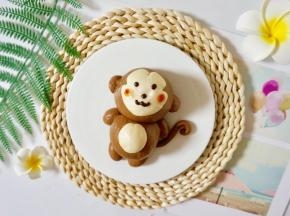 冷水下锅，大火烧开蒸15分钟，关火后再虚蒸5分钟。出锅后稍微放至不烫手后，把巧克力放入裱花袋隔热水融化，裱花袋底部剪一个小口，在小猴子的脸上画上五官（也可用巧克力笔），最后用筷子蘸番茄酱在脸上点上腮红即可。