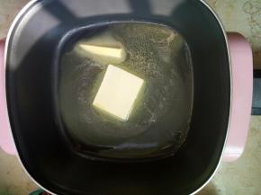 小火加热，融化黄油！