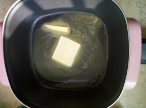 小火加热，融化黄油！