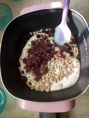 翻拌均匀后关火，倒入花生米和蔓越莓，快速翻拌！