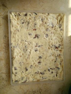 翻拌均匀后倒入模具里，稍微整理一下！