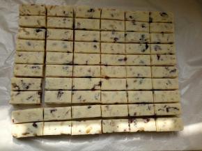 一小时以后，取出，倒扣在板子上，用刀切小块！