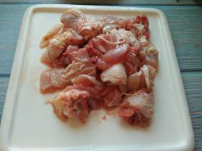 鸡腿洗净切小块