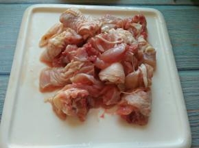鸡腿洗净切小块