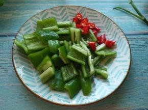 尖椒切块，红米椒切段