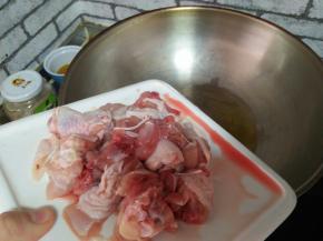 油热。下鸡腿翻炒