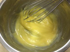 加入柠檬汁后，蛋黄糊（现在也可以说是沙拉酱了）会变稀～