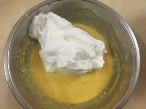 将1/3的蛋白加入到蛋黄糊里，并搅拌均匀，翻拌和切拌手法，最后将蛋黄糊全部倒入剩将1/3的蛋白加入到蛋黄糊里，并搅拌均匀，翻拌和切拌手法下的2/3的蛋白里，并搅拌均匀