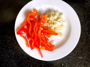 大蒜去皮切碎，红椒去籽去蒂切细条，备用