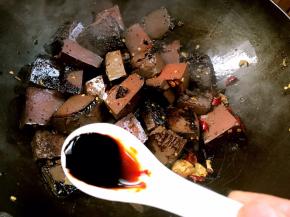 放入酱油，炒匀上色