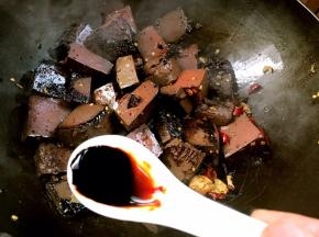 放入酱油，炒匀上色