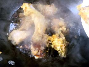 沸腾后放入炸好的鱼骨头