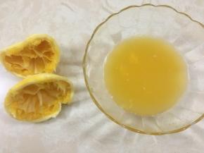 切开鲜橙，挤出橙汁