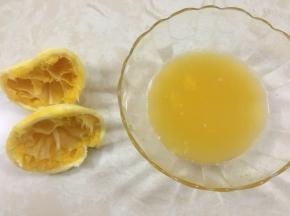 切开鲜橙，挤出橙汁