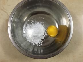 糖粉和蛋黄放在无水无油的容器里