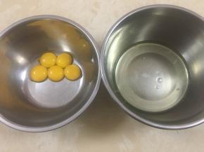 蛋清分离（记得打蛋盘中一定要无水无油！）
