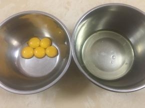 蛋清分离（记得打蛋盘中一定要无水无油！）
