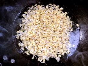 黄豆芽冷水下锅煮沸腾至断生