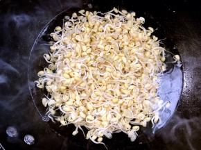 黄豆芽冷水下锅煮沸腾至断生