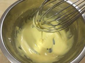 搅拌均匀至颜色变浅，呈浓稠状