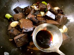 调入生抽，炒匀