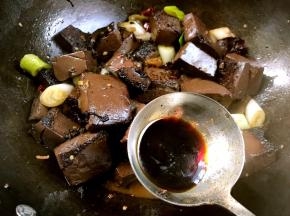 调入生抽，炒匀