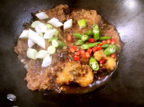 放入杭椒、小米椒、葱段