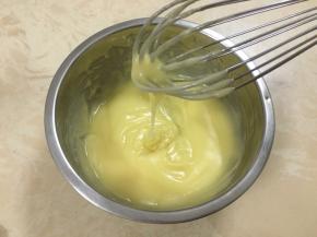 一直少量多次加入玉米油和柠檬汁并搅拌均匀～60g玉米油（分20g3次加入）和5g柠檬汁交替加入并搅拌均匀，色拉酱就做好了～